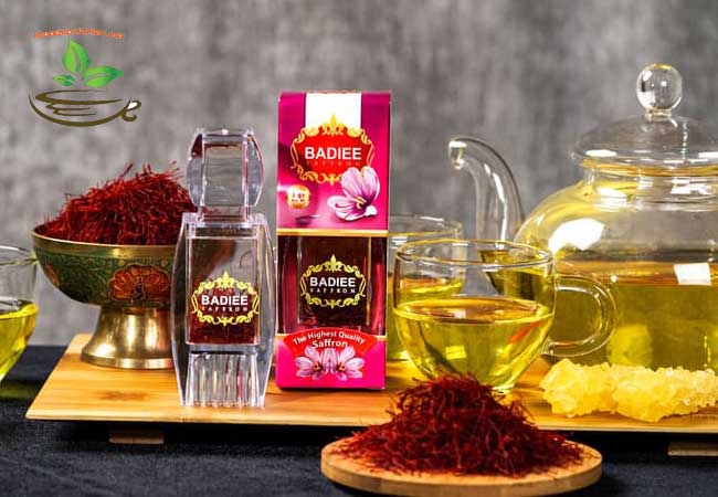 Pha trà nhụy hoa nghệ tây với nước nóng hay nguội