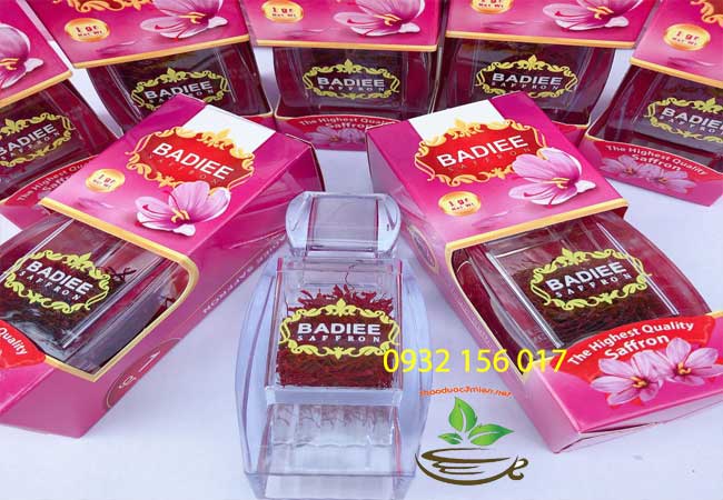 Pha trà nhụy hoa nghệ tây